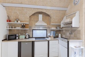 Refrigerador, microondas, parrilla de estufa y cafetera y tetera 