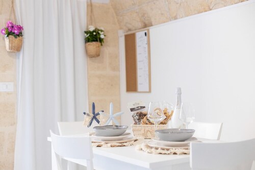 Stone-vaulted apartment in the very heart of the city's historic center.