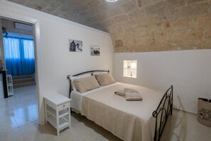 1 habitación, tabla de planchar con plancha y cuna de viaje 