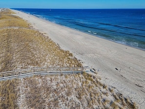 Plage à proximité, chaise longue, serviettes de plage