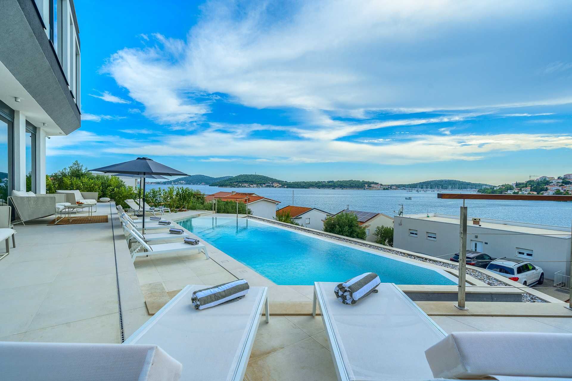 Alberca al aire libre y alberca climatizada