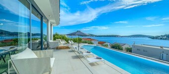 Luxurious 5-BR Villa for 10 with Panoramic Views and Heated Pool