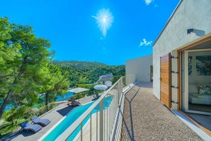 Property grounds - Spacious 4-Bedroom Villa for 8, with heated pool and sea views (Bobovisca)