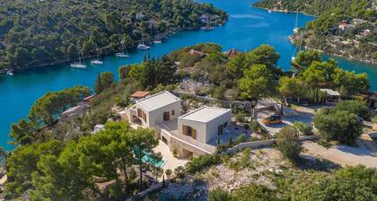 Geräumige Villa mit 4 Schlafzimmern für 8 Personen, beheiztem Pool und Meerblick