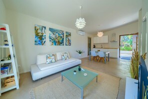 Smart TV - Spacious 4-Bedroom Villa for 8, with heated pool and sea views (Bobovisca)