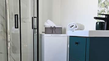 Dusche, Haartrockner, Handtücher, Seife