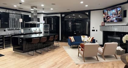 Modern Chic Loft in Downtown Shawnee KS Walking Distance to Local Attractions