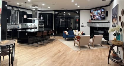 Modern Chic Loft in Downtown Shawnee KS Walking Distance to Local Atrractions