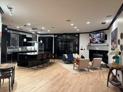 Modern Chic Loft in Downtown Shawnee KS Walking Distance to Local Atrractions