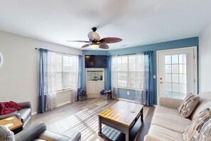 TV - Bright condo with screened patio, w/d, shared pool &  close to 76 strip (Branson)