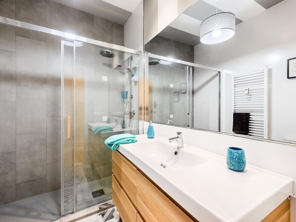Shower, hair dryer, towels