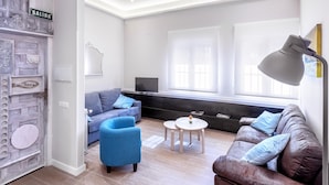 Una sala de estar moderna con un sofá, un sillón y una mesita.
