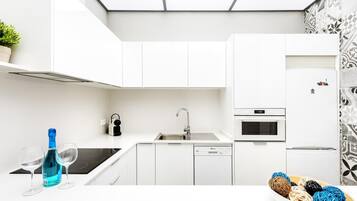 Een koelkast, een magnetron, een oven, een vaatwasser