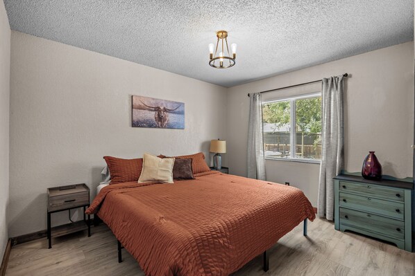 3 habitaciones, tabla de planchar con plancha, wifi y ropa de cama 