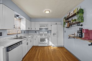 Fridge, microwave, oven, stovetop - Rustic Refuge - minutes from downtown Fruita!
4 beds (Fruita)