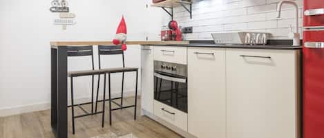 Kühlschrank, Mikrowelle, Ofen, Geschirrspüler