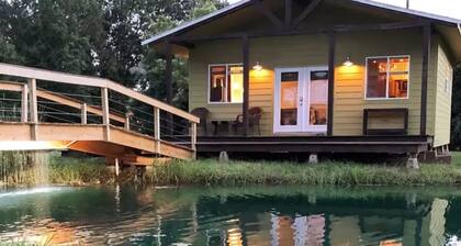 La Tortue, 1 bedroom pond-front cottage in walking distance of all things Cajun