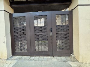 A metal gate with a woven pattern, a door handle, and a lock. - One-Bedroom Chalet (Valle de Bravo)