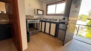 Frigorífico, microondas, placa de cocina y cafetera o tetera