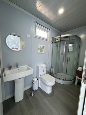 Serviettes fournies, savon, papier toilette