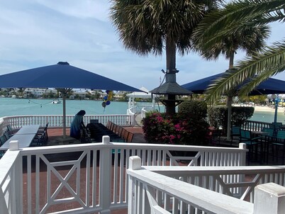 Charming 2-bedroom condo with WiFi, AC in lovely Sandyport,Bahamas