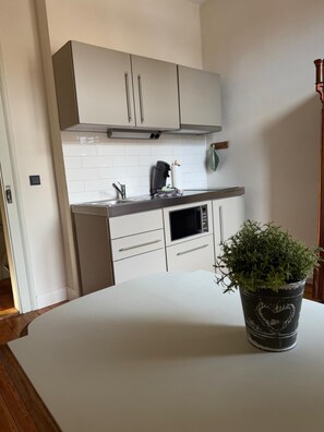 Mikrowelle, Herdplatte, Geschirrspüler