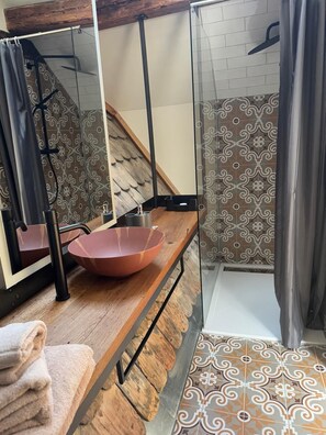 Dusche, Haartrockner, Handtücher, Seife