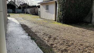 Ein Wohngebiet mit einer gepflasterten Auffahrt, die zu einem Haus mit kleiner Garage führt.