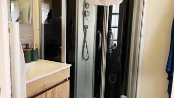 Een douche, een haardroger, handdoeken, zeep