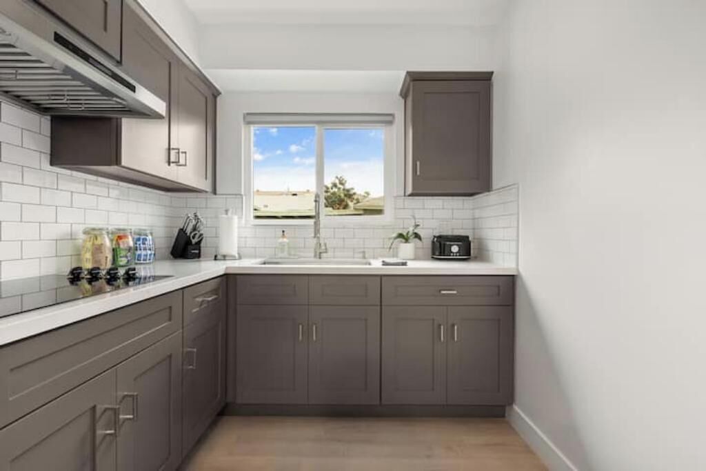 Frigorífico, microondas, placa de cocina y hervidor eléctrico