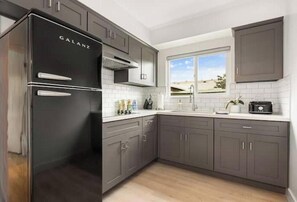 Frigorífico, microondas, placa de cocina y hervidor eléctrico