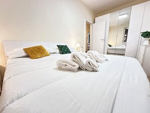 2 habitaciones, escritorio y tabla de planchar con plancha 