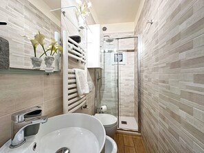 Dusche, Haartrockner, Bidet, Handtücher