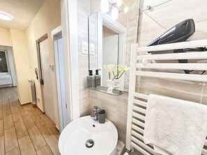 Ducha, secador de pelo, bidet, toallas