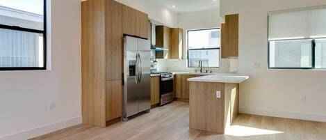 Fridge, oven, stovetop, dishwasher