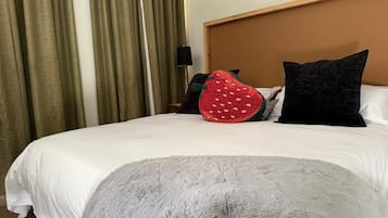 1 dormitorio, escritorio, tabla de planchar con plancha y ropa de cama