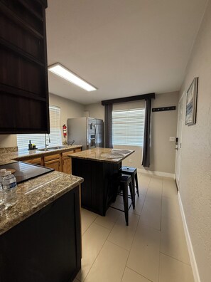 Microwave, oven, stovetop - Noe’s Place (Phoenix)