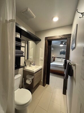 Hair dryer, towels, soap, toilet paper - Noe’s Place (Phoenix)