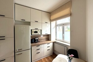 Comfort Apartment, Garden View | Private kitchen | Full-size fridge, microwave, oven, stovetop - Short Way Apartments GPH (Prague)