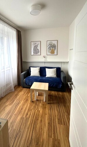 Escritorio, espacio para trabajar con laptop y cortinas blackout 