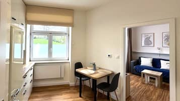 Apartamento conforto, vista para o jardim | Cozinha privada | Geladeira grande, micro-ondas, fogão, cooktop