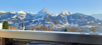 Epic view and sun sets from spacious 4 bedroom apartment. Large families +groups