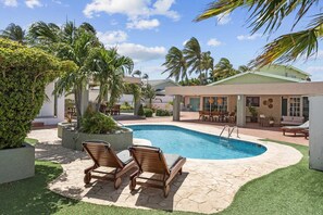 Pool - WLR5 - Studio near Palm Beach - White Lotus Retreat (Noord)