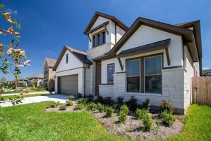 Exterior - Suburb quiet & majestic mansion (Richmond)