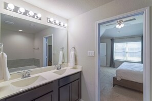 Hair dryer, towels - Private home in Richmond (Richmond)