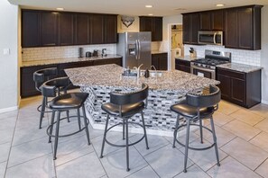 Fridge, microwave, oven, stovetop - Private home in Richmond (Richmond)