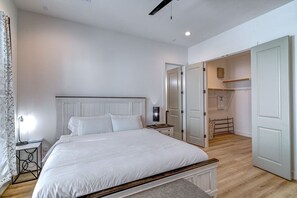 3 bedrooms, desk, iron/ironing board, free WiFi - Home by Hermann Park & Zoo (Houston)