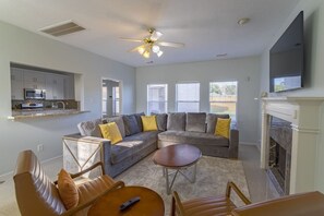 Télévision, cheminée, chaîne hi-fi