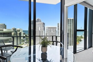Dining - Comfortable 2 Bed 1 Bath Unit (no parking) -Q Stay (STAR 12213 - 7N - NB) (Broadbeach)