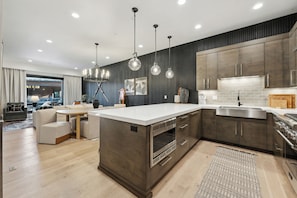 Stadtwohnung, Balkon, Bergblick | Wohnbereich